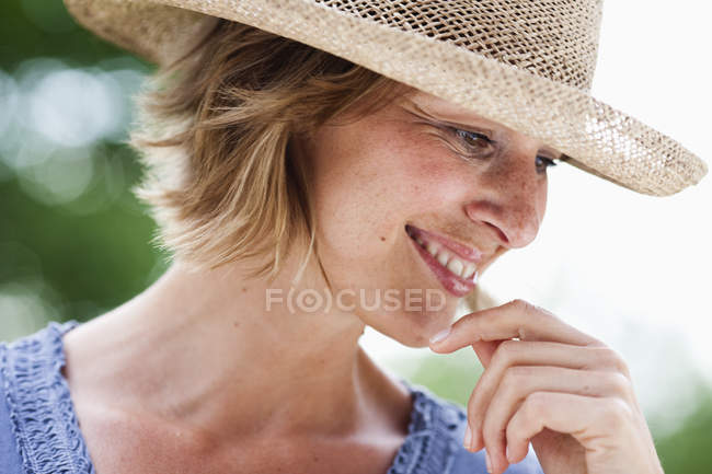 Retrato de mulher usando chapéu sorrindo — Fotografia de Stock