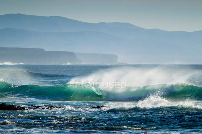 Waves crashing on beach — Stock Photo