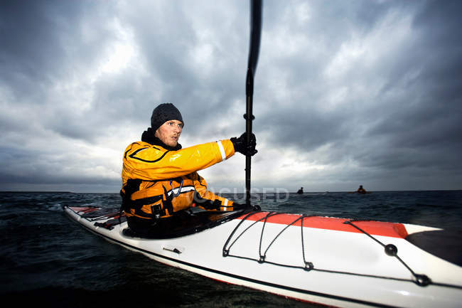 Kayaker serio a vedere — Foto stock