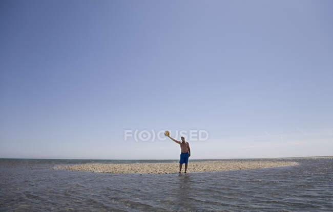 Hombre de pie en una pequeña isla - foto de stock
