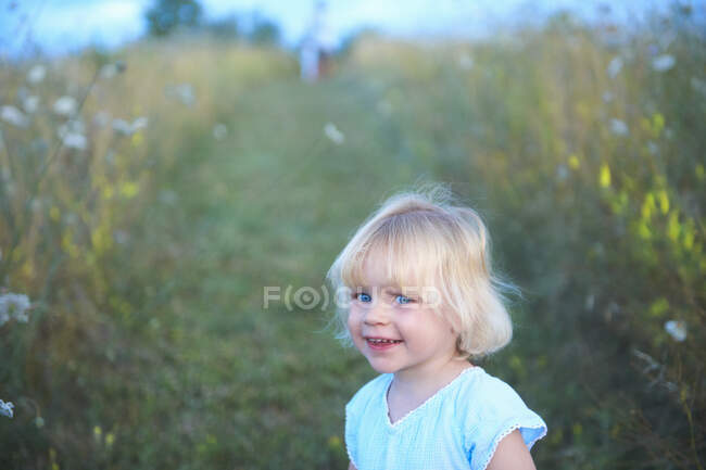 Ritratto di giovane ragazza in campo — Foto stock