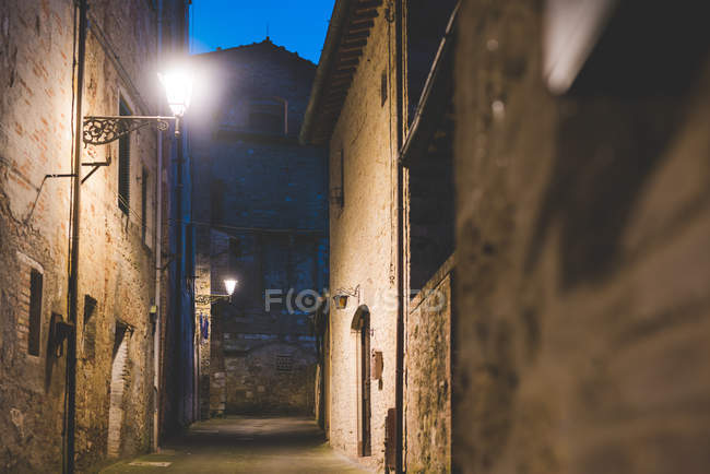Farolas y callejones al atardecer, Colle di Val d 'Elsa, Siena, Italia - foto de stock