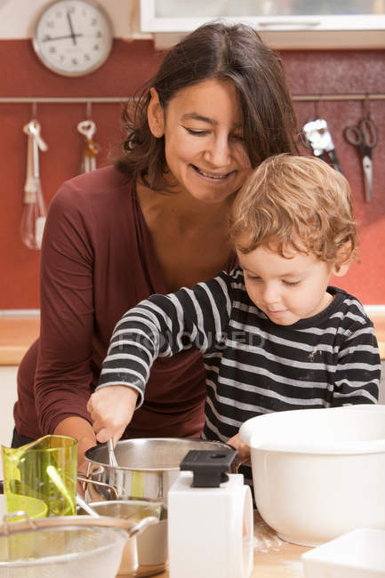 Madre e hijo cocinando en la cocina - foto de stock
