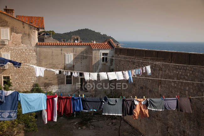 Clothes hanging from lines on rooftops — Stock Photo