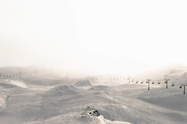 Elevadores de esqui na paisagem nevada, preto e branco — Fotografia de Stock