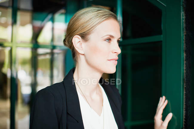 Retrato de mulher de negócios caminhando pela porta — Fotografia de Stock