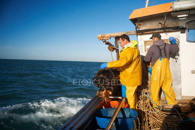 Pescadores en el trabajo en barco - foto de stock