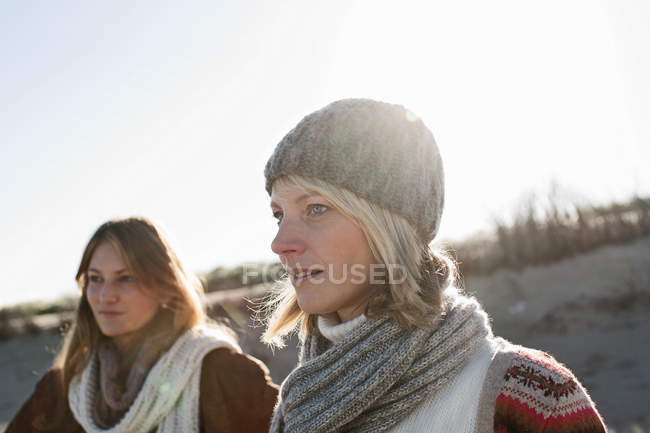Women walking together on beach — Stock Photo