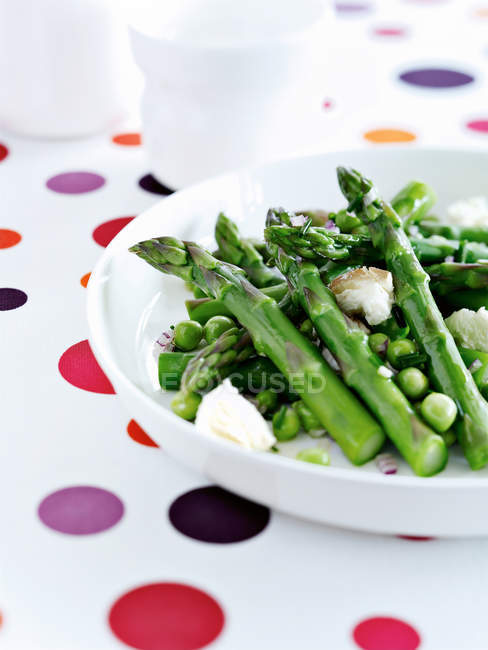 Primo piano colpo di piatto con asparagi e piselli — Foto stock