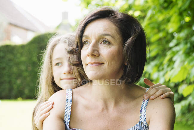 Portrait of mother and daughter — Stock Photo