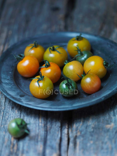 Placa de tomates cherry amarillos - foto de stock