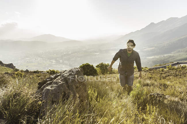 Hombre disfrutando de un día soleado, Franschhoek, Sudáfrica - foto de stock