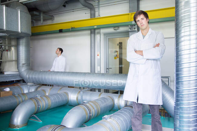 Ritratto di due scienziati in laboratorio tecnico — Foto stock