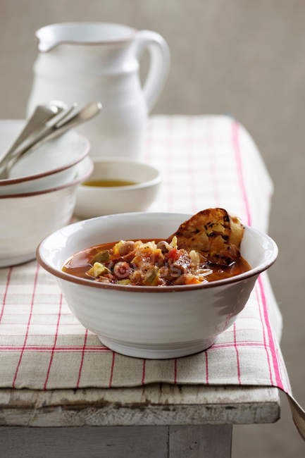 Тосканский бобовый суп в мисках — стоковое фото