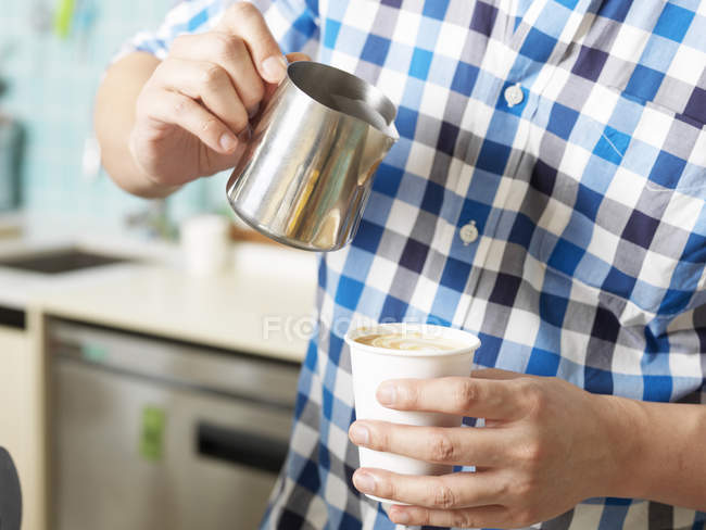 Mann arbeitet hinter Kaffeebar — Stockfoto