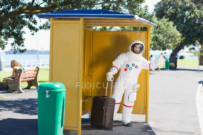 Astronauta esperando el transbordador - foto de stock