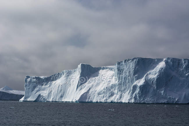 Eisberge und bedeckter Himmel, Ilulissat-Eisfjord, Discobucht, Grönland — Stockfoto