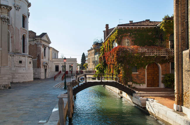 Blick auf Brücke über Stadtkanal, Venedig, Italien — Stockfoto