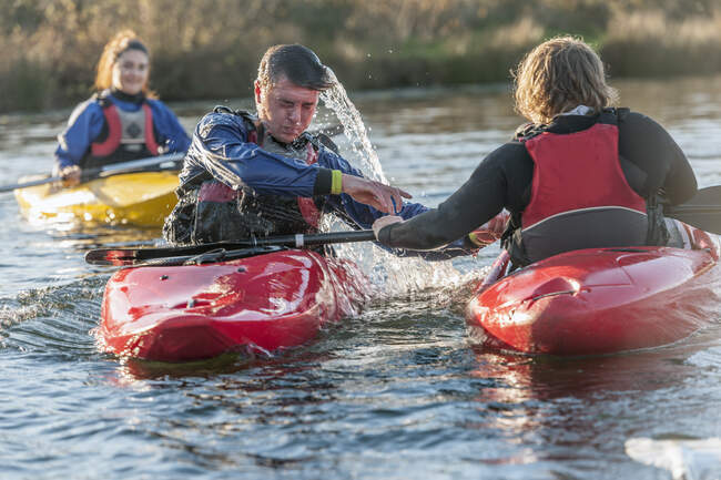 Istruttore aiutare l'uomo in un kayak — Foto stock