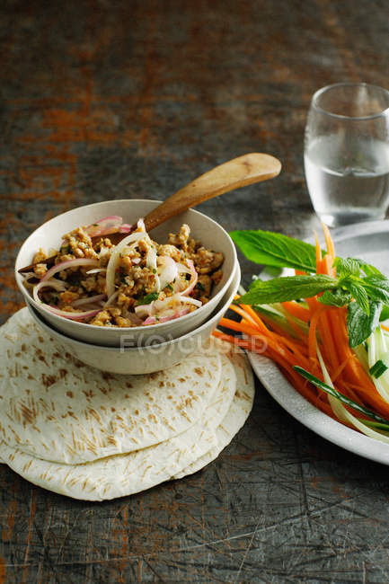 Bowl of onions and vegetables — Stock Photo