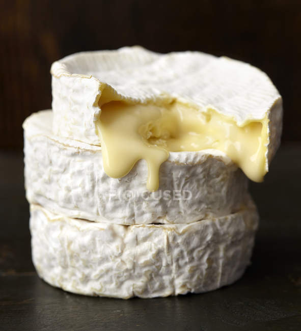 Primer plano tiro de queso blando derretido con mordida faltante - foto de stock