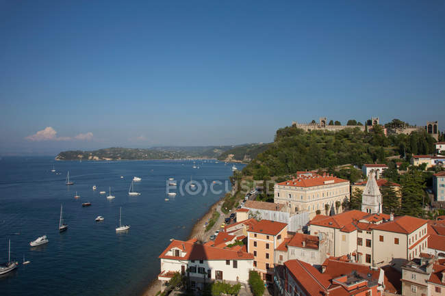 Вид с воздуха на прибрежные здания и парусные лодки — стоковое фото