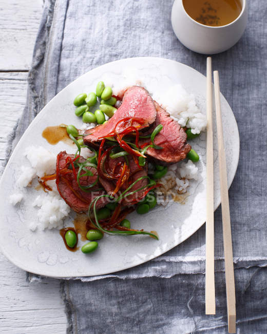 Plate of sukiyaki beef with rice — Stock Photo