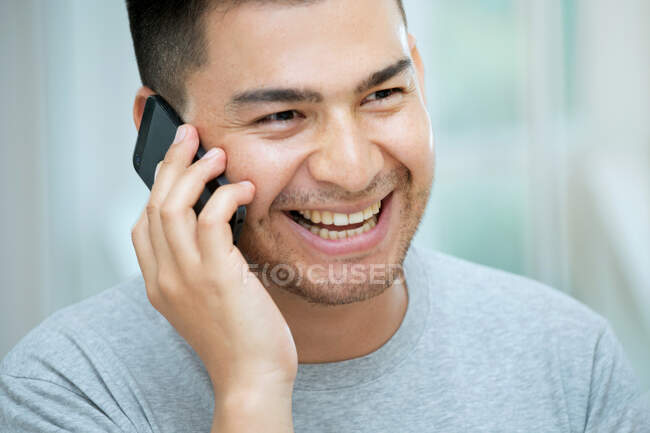 Hombre adulto medio en llamada telefónica - foto de stock