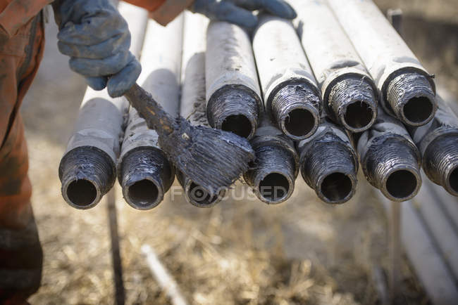 Trabajador preparando conexiones de plataforma de perforación con petróleo - foto de stock