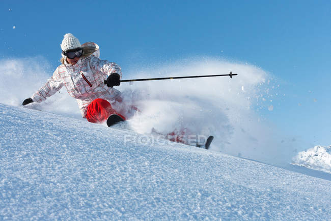 Лыжник на снежном склоне — стоковое фото