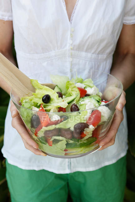 Femme tenant bol de salade — Photo de stock