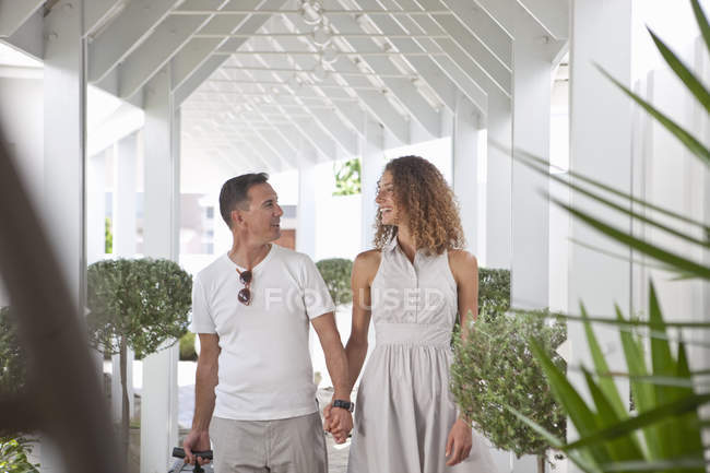 Romantic couple arriving at beach house apartment — Stock Photo