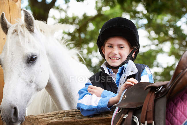 Fille avec son poney — Photo de stock