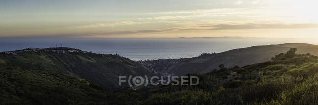 Vista panorámica de Laguna Beach al atardecer, California, EE.UU. - foto de stock