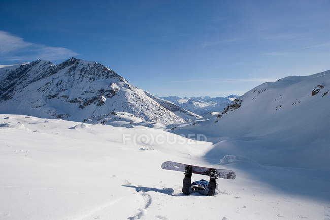 Впав чоловік сноубордист лежить обличчям вниз — стокове фото