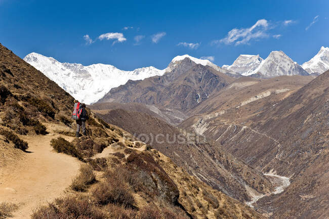 Man hiking on mountainside trail, himalayas, nepal — Stock Photo