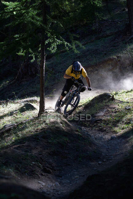 Гірський велосипедист на ґрунтовій доріжці — стокове фото