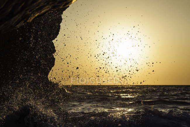 Wellen bei Sonnenuntergang in der Bucht von Seitani, Samos, Griechenland — Stockfoto