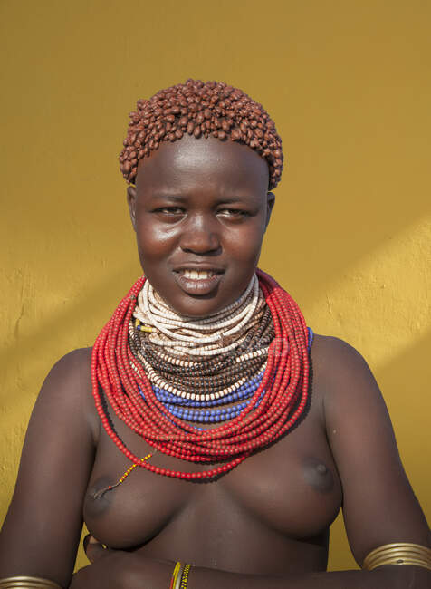 Mujer joven de la tribu Karo, Valle de Omo, Etiopía - foto de stock