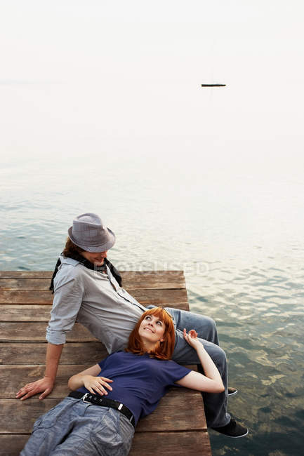 Couple reposant sur la jetée — Photo de stock