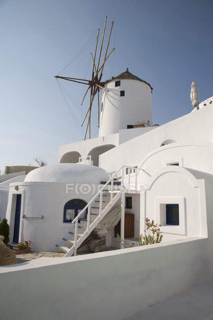 Maisons blanchies à la chaux et moulin à vent, Oia, Santorin, Cyclades, Grèce — Photo de stock