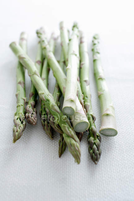 Asparagus spears on white cloth — Stock Photo