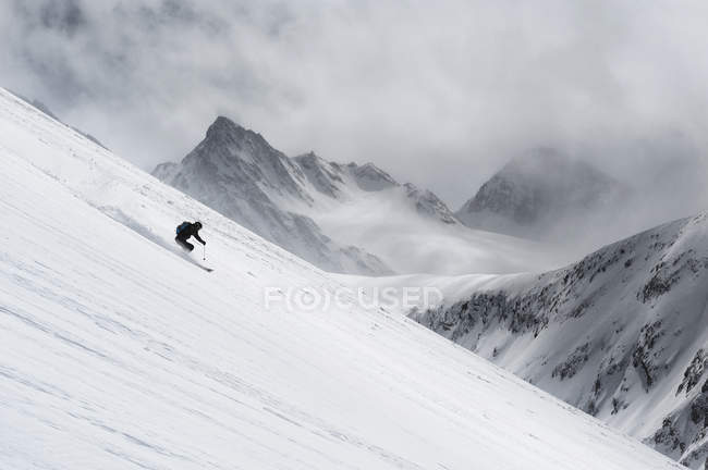 Uomo attivo sciare lungo ripida collina, Obergurgl, Austria — Foto stock