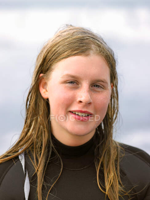 Porträt einer Surferin mit nassen Haaren — Stockfoto