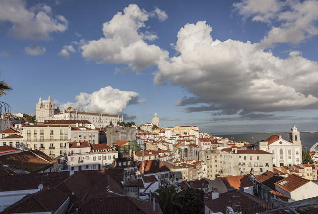 View across Alfama to Paroquia de Sao Vicente de Fora, on left with the Dome of the National Pantheon on right, Lisbon, Portugal — стоковое фото