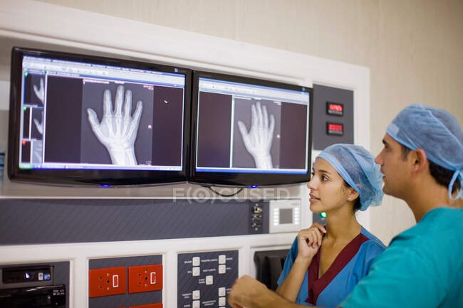 Ärzte untersuchen Röntgenbild der Hand — Stockfoto