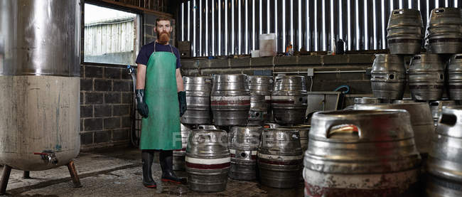 Retrato del trabajador cervecero masculino en el entorno laboral - foto de stock