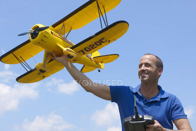Hombre preparándose para lanzar el avión modelo - foto de stock