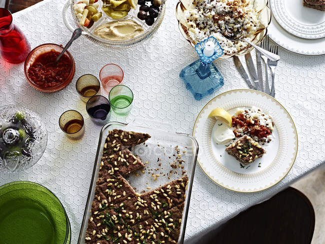 Nature morte de kibbeh et bol de cornichons sur la table — Photo de stock