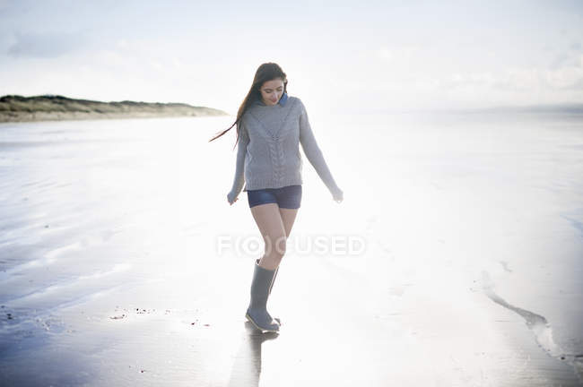 Jovem mulher na praia à luz do sol, Brean Sands, Somerset, Inglaterra — Fotografia de Stock